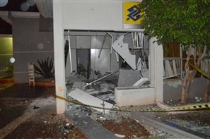 Prédio da prefeitura de Kaloré tem fachada destruída por explosão de caixa eletrônico